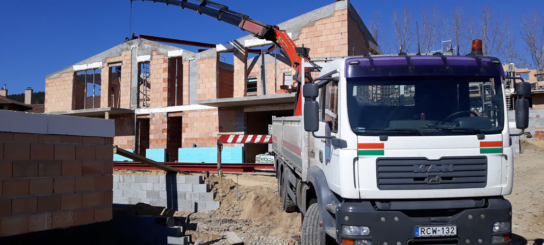 Építőanyag szállítás a határidő előtti utolsó pillanatban dunakeszi történet - fixesdaru.hu