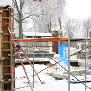 Építőanyag szállítás és tárolás télen – egy családi ház anyagvédelme fagyos időben-1