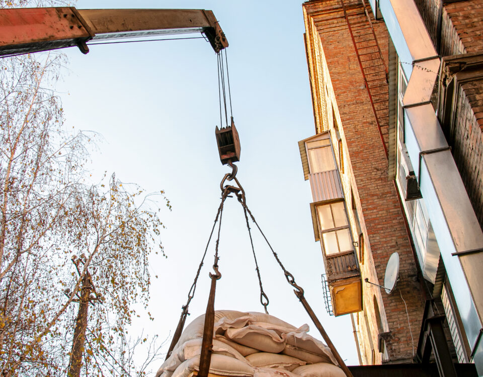 Daru bérlés műemléki környezetben, egy térplasztika biztonságos mozgatásához-2